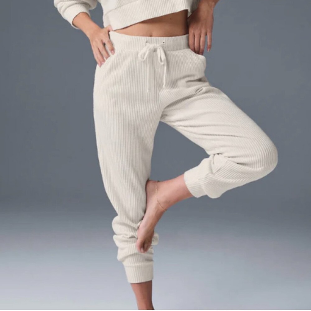 Alo Yoga Muse sweatpants XXS bone